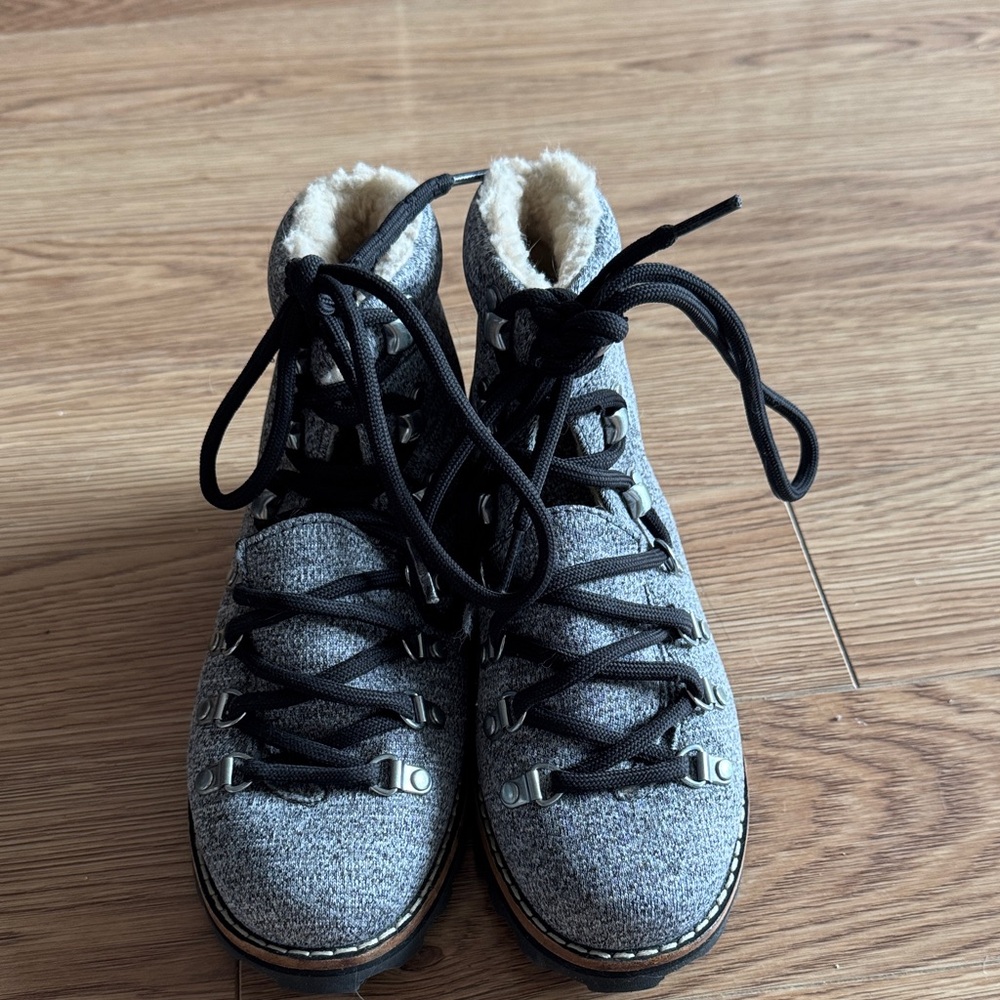 Women’s Roots winter boots in size 6 grey and black